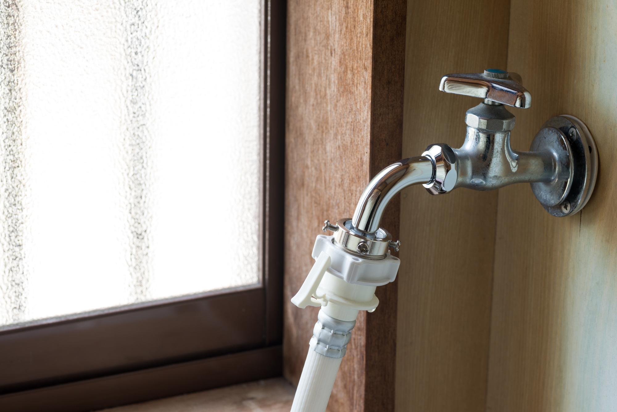 洗濯機の給水ホースから水漏れ 原因と解決策を 漏水箇所ごとに解説 ミツモア