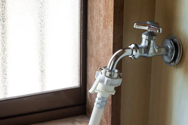 洗濯機の給水ホースから水漏れ 原因と解決策を 漏水箇所ごとに解説 ミツモア 洗濯機の給水ホースから水漏れ 原因と解決策を 漏水箇所ごとに解説 ミツモア