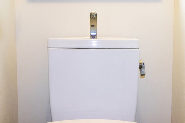 トイレタンクの掃除方法 カビや水垢汚れを落としてすっきりきれいに ミツモア トイレタンクの掃除方法 カビや水垢汚れを落としてすっきりきれいに ミツモア