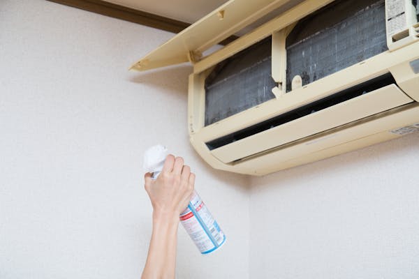 エアコン掃除スプレーの選び方や使い方を解説 使用時の注意点も紹介 ミツモア エアコン掃除スプレーの選び方や使い方を解説 使用時の注意点も紹介 ミツモア