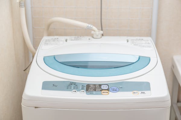 洗濯機の給水ホースから水漏れ 原因と解決策を 漏水箇所ごとに解説 ミツモア 洗濯機の給水ホースから水漏れ 原因と解決策を 漏水箇所ごとに解説 ミツモア