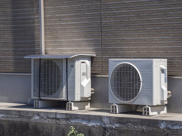 日よけカバーのついた室外機