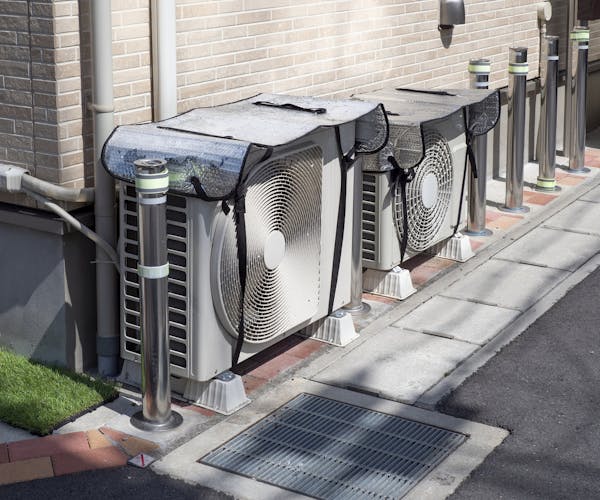 日よけカバーをつけた室外機