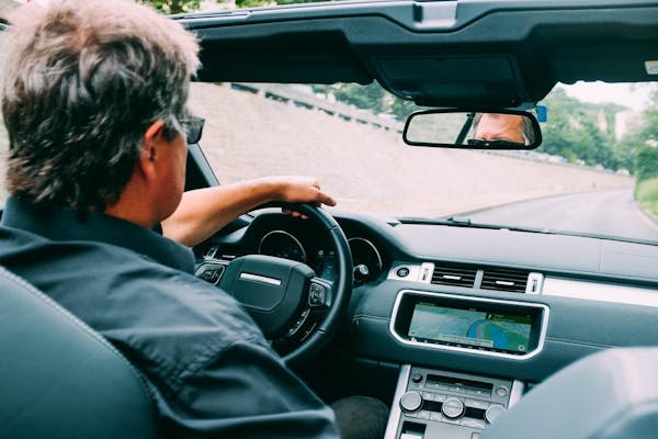 運転する男性