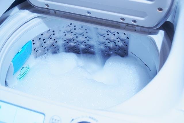 洗濯機の汚れは漂白剤で掃除しよう 種類別のやり方と注意点を解説 ミツモア 洗濯機の汚れは漂白剤で掃除しよう 種類別のやり方と注意点を解説 ミツモア