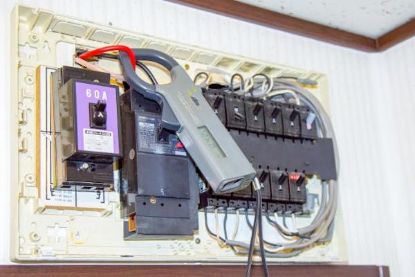 漏電ブレーカーはテストボタンで動作確認を 漏電の対処法も知ろう ミツモア 漏電ブレーカーはテストボタンで動作確認を 漏電の対処法も知ろう ミツモア