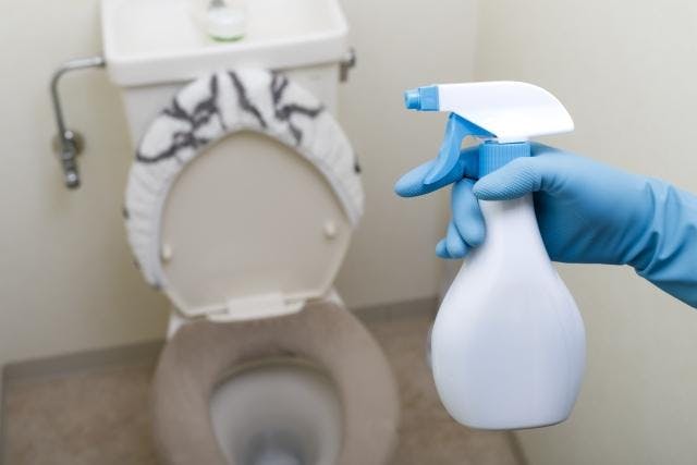 トイレの汚れを落とすには 頑固な汚れの落とし方と普段の掃除方法 ミツモア トイレの汚れを落とすには 頑固な汚れの落とし方と普段の掃除方法 ミツモア