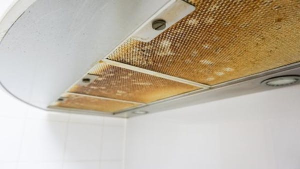 場所別 キッチンの油汚れの掃除方法は おすすめスプレー3選 ミツモア 場所別 キッチンの油汚れの掃除方法は おすすめスプレー3選 ミツモア