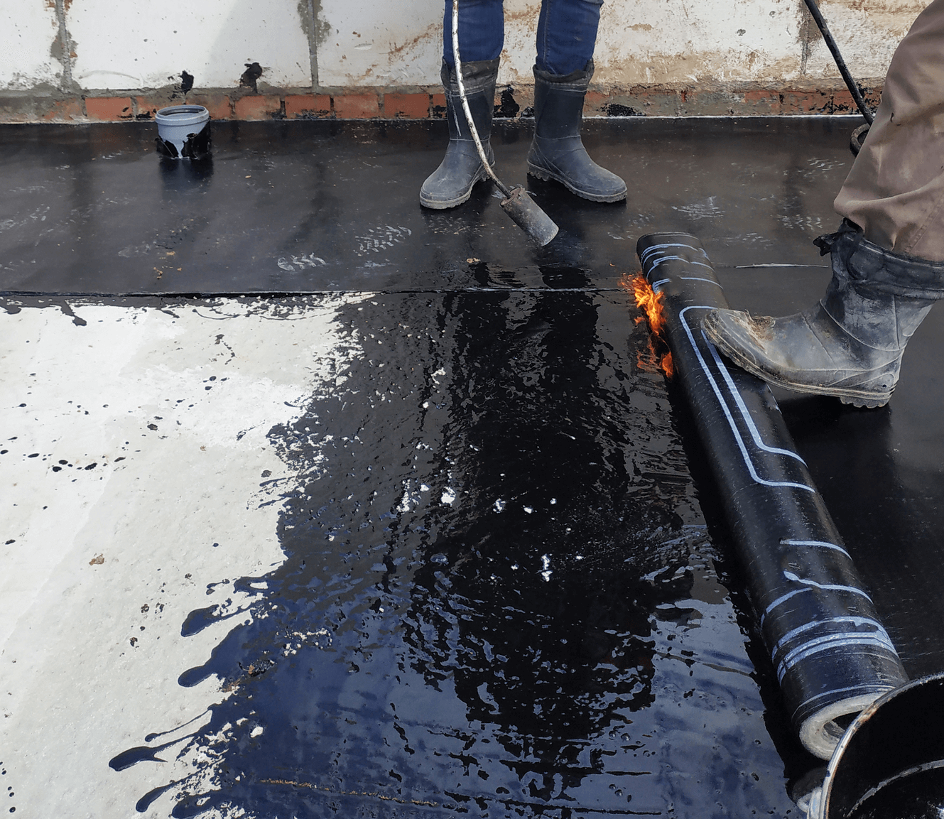 アスファルト防水は耐久性抜群 3つの工法別にメリット デメリットを解説 ミツモア