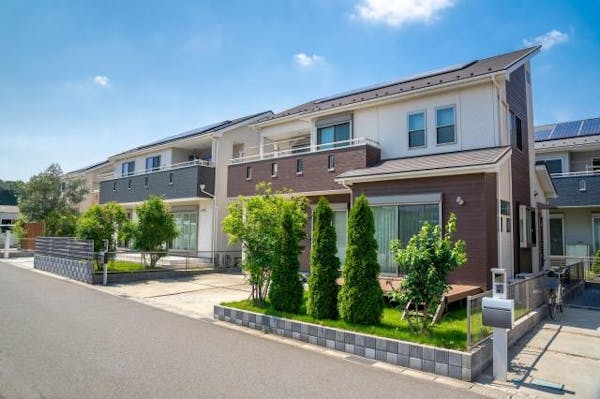 招き屋根とは 太陽光パネルと相性の良い招き屋根のメリット ミツモア 招き屋根とは 太陽光パネルと相性の良い招き屋根のメリット ミツモア