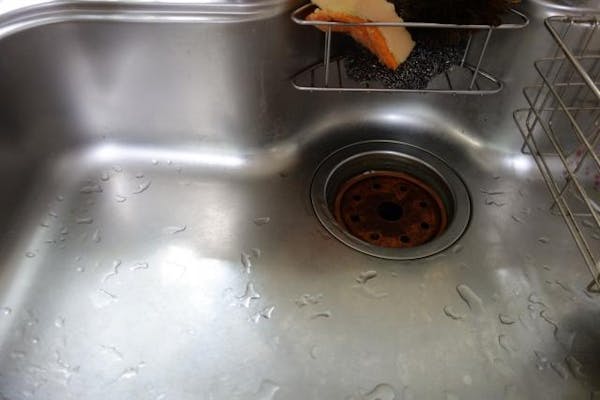 台所の排水口をきれいに保つ秘訣とは 臭いの原因や掃除方法を解説 ミツモア 台所の排水口をきれいに保つ秘訣とは 臭いの原因や掃除方法を解説 ミツモア