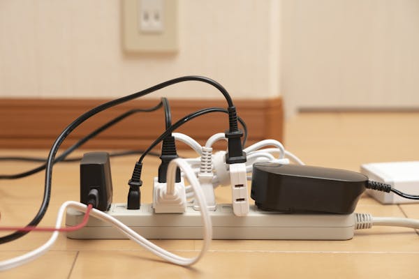コンセントにつないだプラグが熱い 原因や対処法を解説 ミツモア コンセントにつないだプラグが熱い 原因や対処法を解説 ミツモア