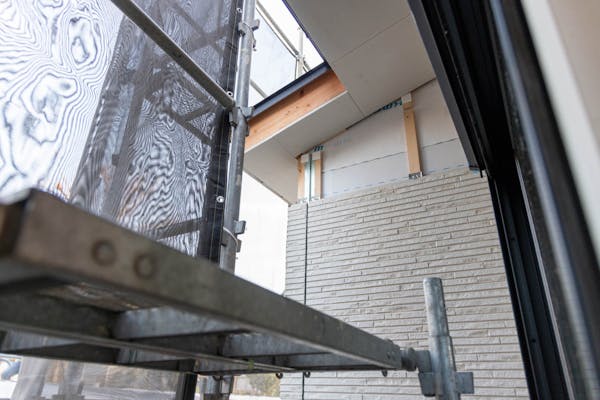 サイディングの一部張替え費用相場 工事内容や内訳 部分交換を安くするコツを解説 ミツモア サイディングの一部張替え費用相場 工事内容や内訳 部分交換を安くするコツを解説 ミツモア