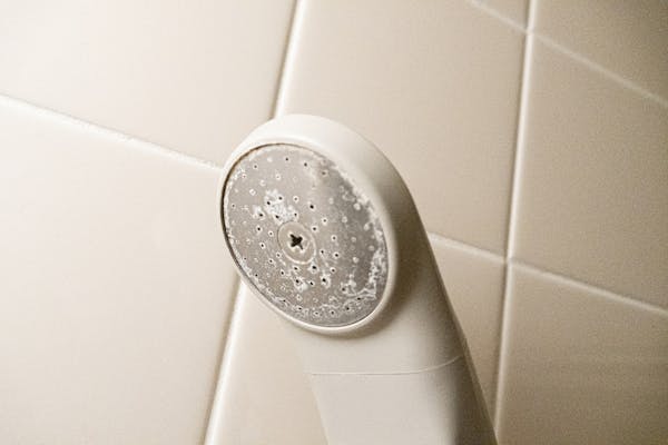 シャワーヘッドの掃除は つけおき で決まり 水垢や皮脂汚れもピカピカに ミツモア シャワーヘッドの掃除は つけおき で決まり 水垢や皮脂汚れもピカピカに ミツモア