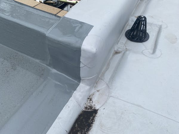 シート防水の特徴は 他の防水と比較したメリット デメリットや施工方法 費用相場など解説 ミツモア シート防水の特徴は 他の防水と比較したメリット デメリットや施工方法 費用相場など解説 ミツモア