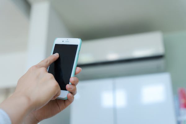 エアコンのリモコンアプリが超便利 3つのメリットや各メーカー別の特徴を紹介 ミツモア エアコンのリモコンアプリが超便利 3つのメリットや各メーカー別の特徴を紹介 ミツモア
