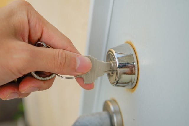 今すぐできる 家の鍵が抜けない時の対処法 自分で抜くコツ やってはいけない注意事項 ミツモア 今すぐできる 家の鍵が抜けない時の対処法 自分で抜くコツ やってはいけない注意事項 ミツモア