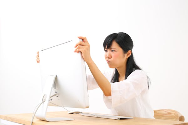 パソコンが壊れた女性