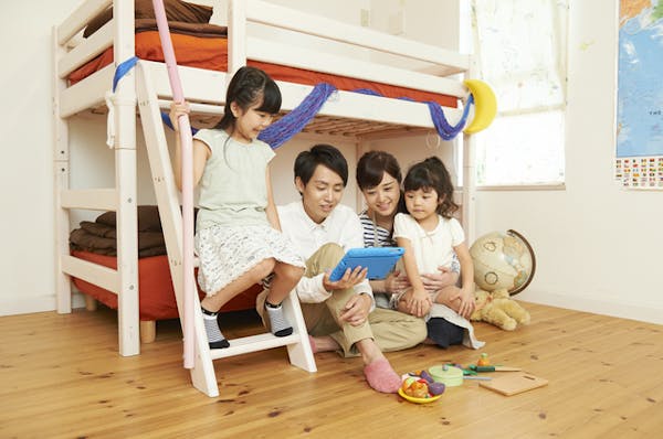 子ども部屋の壁紙を張り替える方法 選び方やdiyの方法も紹介 ミツモア 子ども部屋の壁紙を張り替える方法 選び方やdiyの方法も紹介 ミツモア