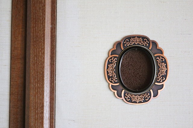 襖に壁紙を貼ってdiyリメイク 貼り方の手順やおしゃれにするコツを解説 ミツモア