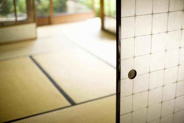 襖に壁紙を貼ってdiyリメイク 貼り方の手順やおしゃれにするコツを解説 ミツモア 襖に壁紙を貼ってdiyリメイク 貼り方の手順やおしゃれにするコツを解説 ミツモア