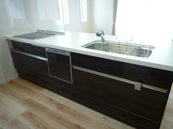 キッチンの通路幅はどれくらいが目安 基準の幅と決め方を解説 ミツモア キッチンの通路幅はどれくらいが目安 基準の幅と決め方を解説 ミツモア