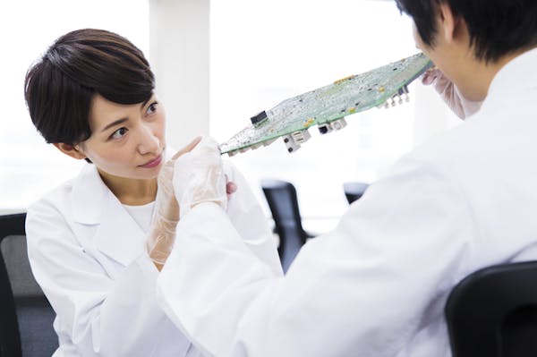 コンピューターの中身を見る人