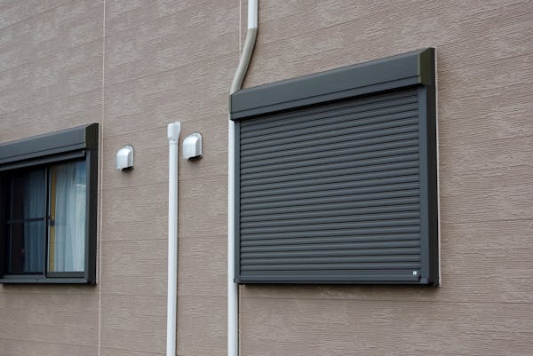 雨戸の後付けをするメリットや費用相場をまるっと解説 賃貸の場合の代替案も紹介 ミツモア 雨戸の後付けをするメリットや費用相場をまるっと解説 賃貸の場合の代替案も紹介 ミツモア