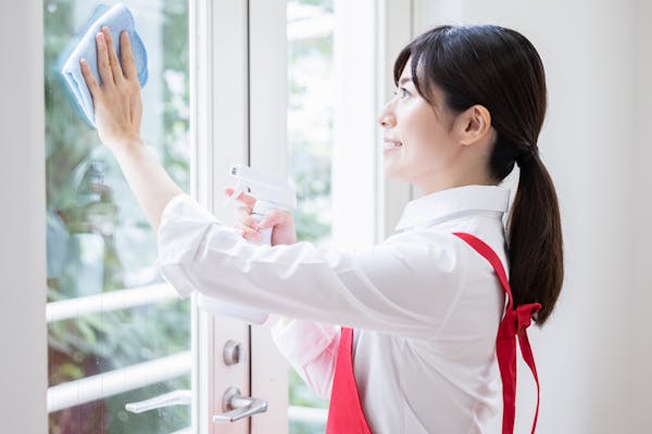 窓ガラスの掃除方法を解説 今日からできる簡単な3つのコツでピカピカに ミツモア 窓ガラスの掃除方法を解説 今日からできる簡単な3つのコツでピカピカに ミツモア