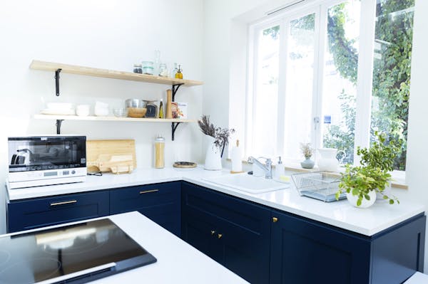 キッチンの通路幅はどれくらいが目安 基準の幅と決め方を解説 ミツモア キッチンの通路幅はどれくらいが目安 基準の幅と決め方を解説 ミツモア