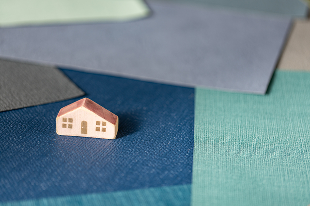 襖に壁紙を貼ってdiyリメイク 貼り方の手順やおしゃれにするコツを解説 ミツモア