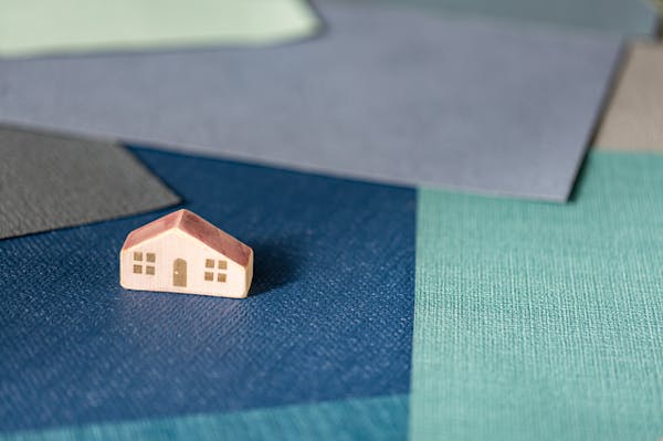 襖に壁紙を貼ってdiyリメイク 貼り方の手順やおしゃれにするコツを解説 ミツモア 襖に壁紙を貼ってdiyリメイク 貼り方の手順やおしゃれにするコツを解説 ミツモア