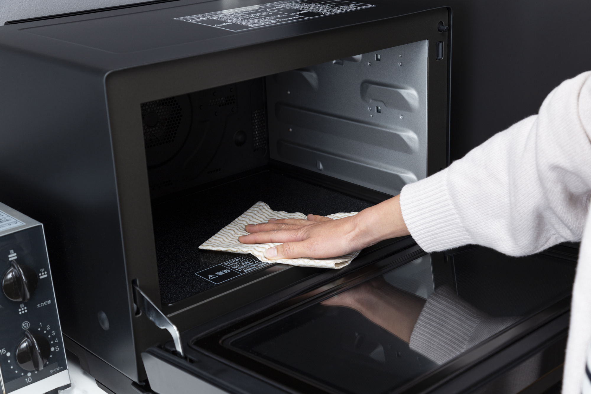 電子レンジの掃除はチンするだけでカンタンに 油汚れ 焦げ付き ニオイを落とす方法 ミツモア