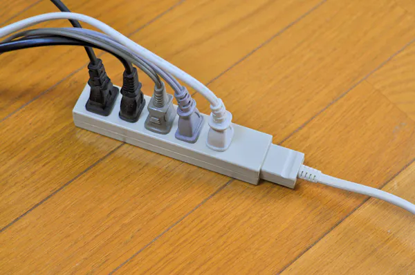 テレビ配線をおしゃれに隠す方法を紹介 注意点やおすすめグッズも ミツモア テレビ配線をおしゃれに隠す方法を紹介 注意点やおすすめグッズも ミツモア