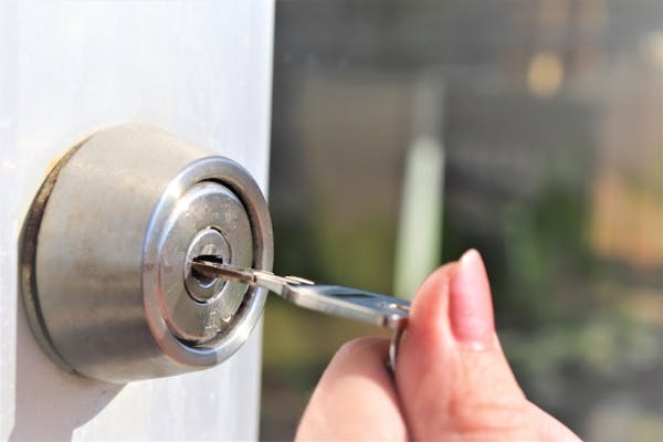今すぐできる 家の鍵が抜けない時の対処法 自分で抜くコツ やってはいけない注意事項 今すぐできる 家の鍵が抜けない時の対処法 自分で抜くコツ やってはいけない注意事項