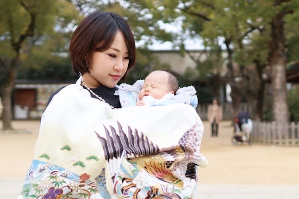 お宮参りの服装例 最近のマナーを解説 母 父 赤ちゃんの服装を画像で確認しよう ミツモア お宮参りの服装例 最近のマナーを解説 母 父 赤ちゃんの服装を画像で確認しよう ミツモア
