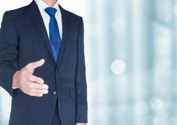 お宮参りの服装例 最近のマナーを解説 母 父 赤ちゃんの服装を画像で確認しよう ミツモア お宮参りの服装例 最近のマナーを解説 母 父 赤ちゃんの服装を画像で確認しよう ミツモア