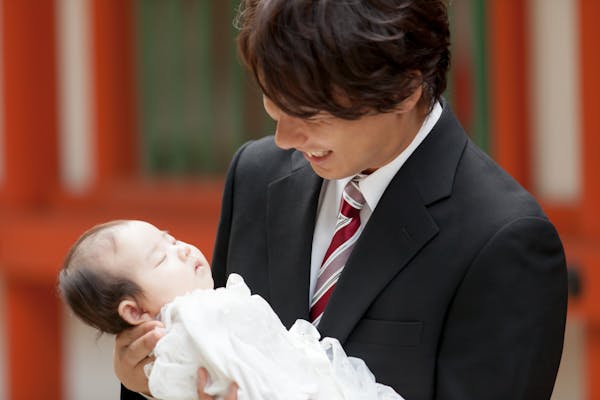 お宮参りにはいつ行く 時期をずらすことは可能 赤ちゃんの服装や 注意点も解説 ミツモア お宮参りにはいつ行く 時期をずらすことは可能 赤ちゃんの服装や 注意点も解説 ミツモア