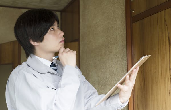 雨漏りの修理にかかる費用相場は 保険についてや業者の選び方も解説 ミツモア 雨漏りの修理にかかる費用相場は 保険についてや業者の選び方も解説 ミツモア