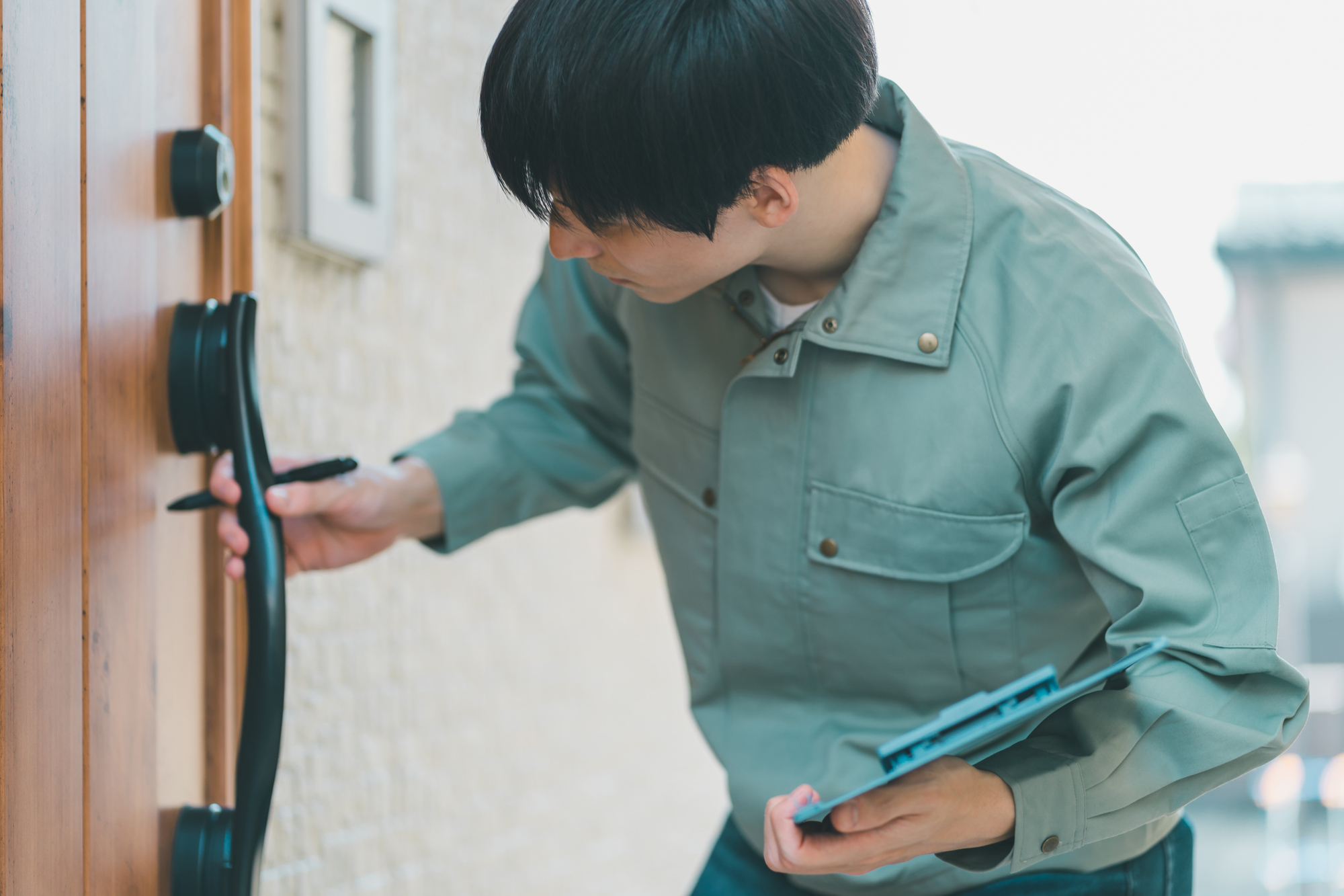 玄関のドアガードの役割とは 閉め出されたときの開け方も紹介