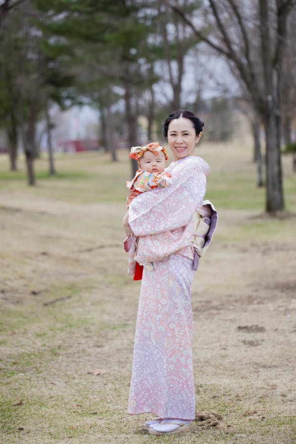 お宮参りの服装例 最近のマナーを解説 母 父 赤ちゃんの服装を画像で確認しよう ミツモア お宮参りの服装例 最近のマナーを解説 母 父 赤ちゃんの服装を画像で確認しよう ミツモア