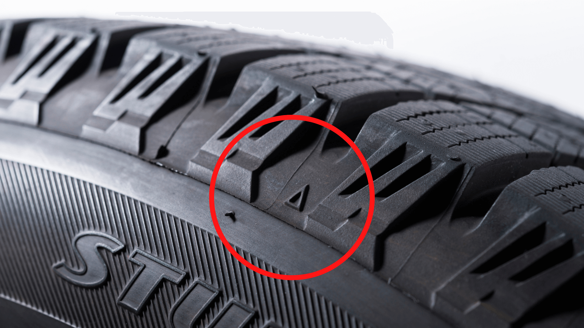 スタッドレスタイヤの寿命は何年 交換時期の見分け方や 長持ちさせるためのコツを解説 ミツモア