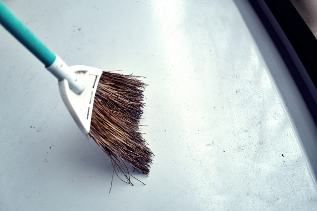 ベランダを簡単 効率的にキレイにするコツと掃除方法 便利なグッズや洗剤も紹介 ミツモア