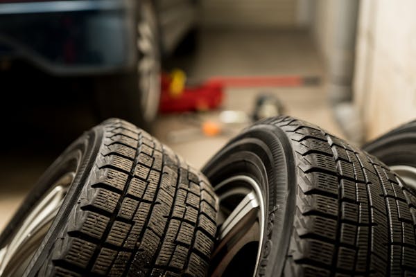 スタッドレスタイヤの空気圧の目安 夏タイヤと同じ指定空気圧で良い 高めの方が良いケースも ミツモア スタッドレスタイヤの空気圧の目安 夏タイヤと同じ指定空気圧で良い 高めの方が良いケースも ミツモア