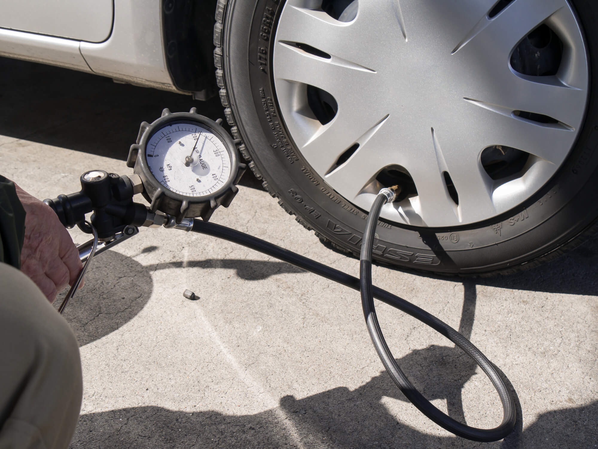 スタッドレスタイヤの空気圧の目安 夏タイヤと同じ指定空気圧で良い 高めの方が良いケースも ミツモア