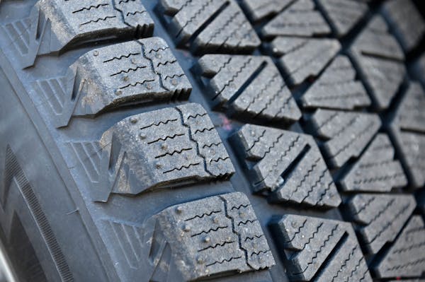 スタッドレスタイヤの価格一覧表 サイズやメーカー 性能などによる価格差を解説 スタッドレスタイヤの価格一覧表 サイズやメーカー 性能などによる価格差を解説