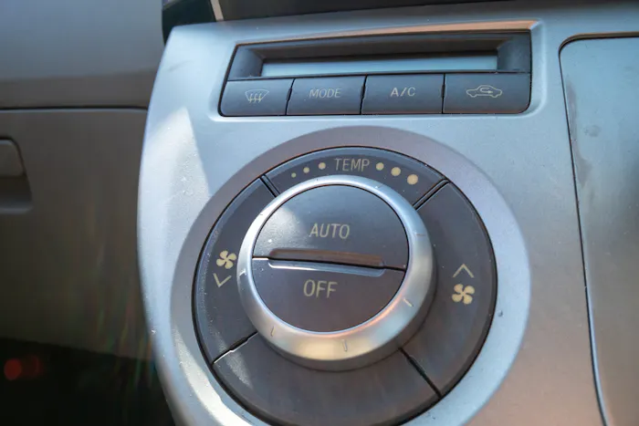 車のエアコンに付いてるacボタンとは 使うタイミングも紹介