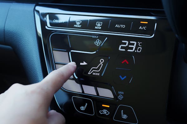 車のエアコンに付いてるacボタンとは 使うタイミングも紹介 ミツモア 車のエアコンに付いてるacボタンとは 使うタイミングも紹介 ミツモア