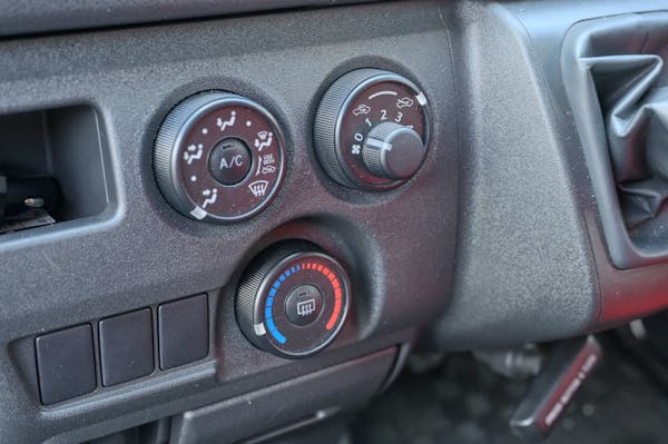 車のエアコンが効かないのはなぜ 原因や応急処置 修理依頼先を紹介 ミツモア 車のエアコンが効かないのはなぜ 原因や応急処置 修理依頼先を紹介 ミツモア