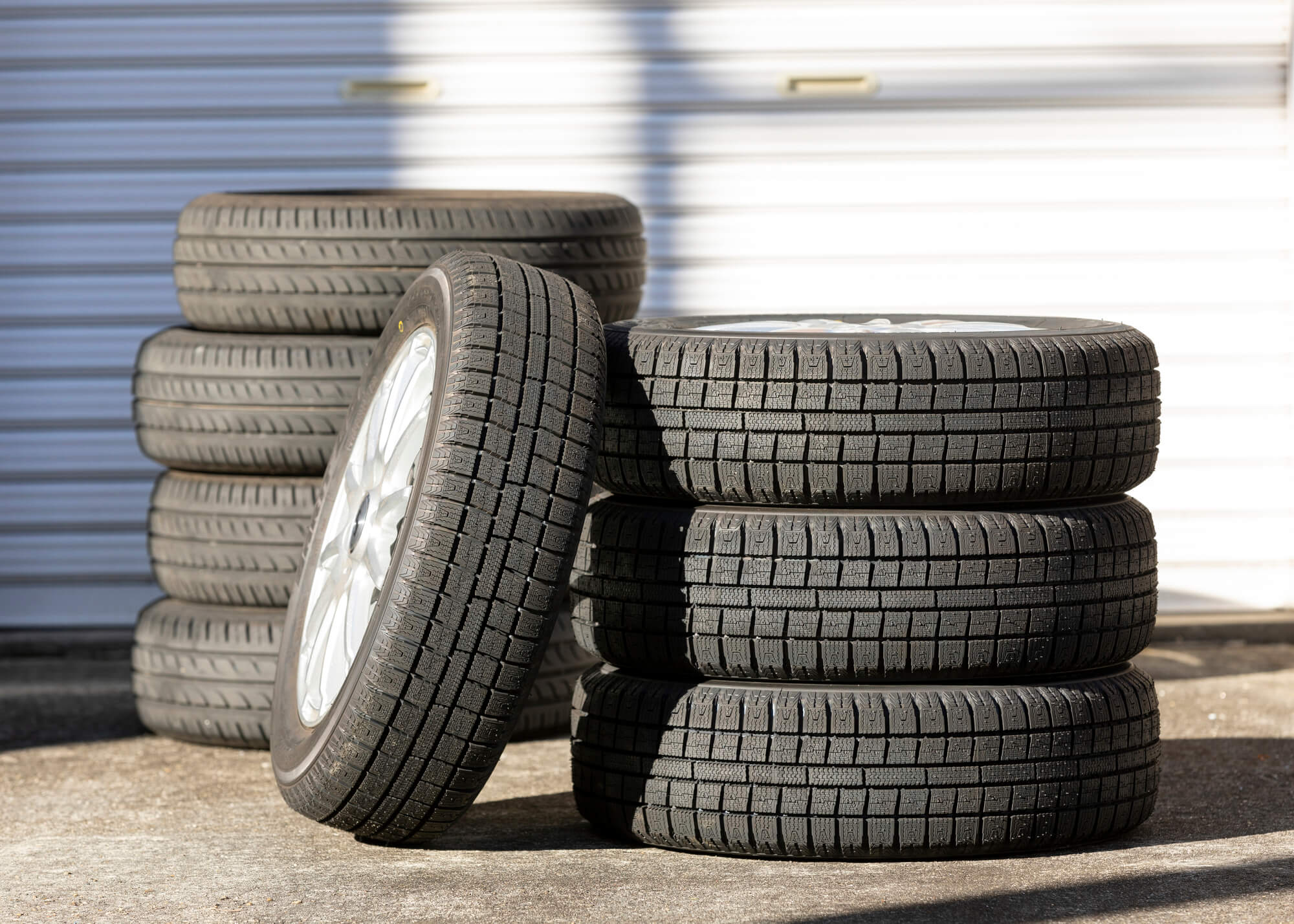 タイヤローテーションとは やり方は車タイプで違う 自分で行う注意点 依頼する費用 ミツモア